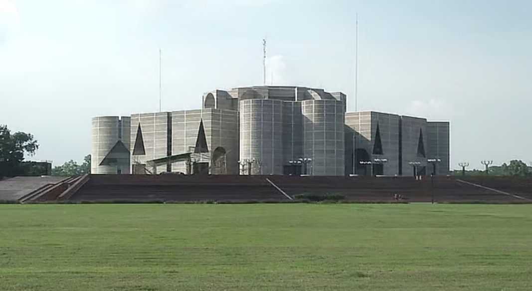 জাতীয় সংসদ ভবনের দক্ষিণ প্লাজায় বিএনপির নেতৃত্বাধীন নতুন সরকারের শপথ অনুষ্ঠানের আয়োজনের প্রস্তুতি চলছে। ছবি: সংগৃহীত