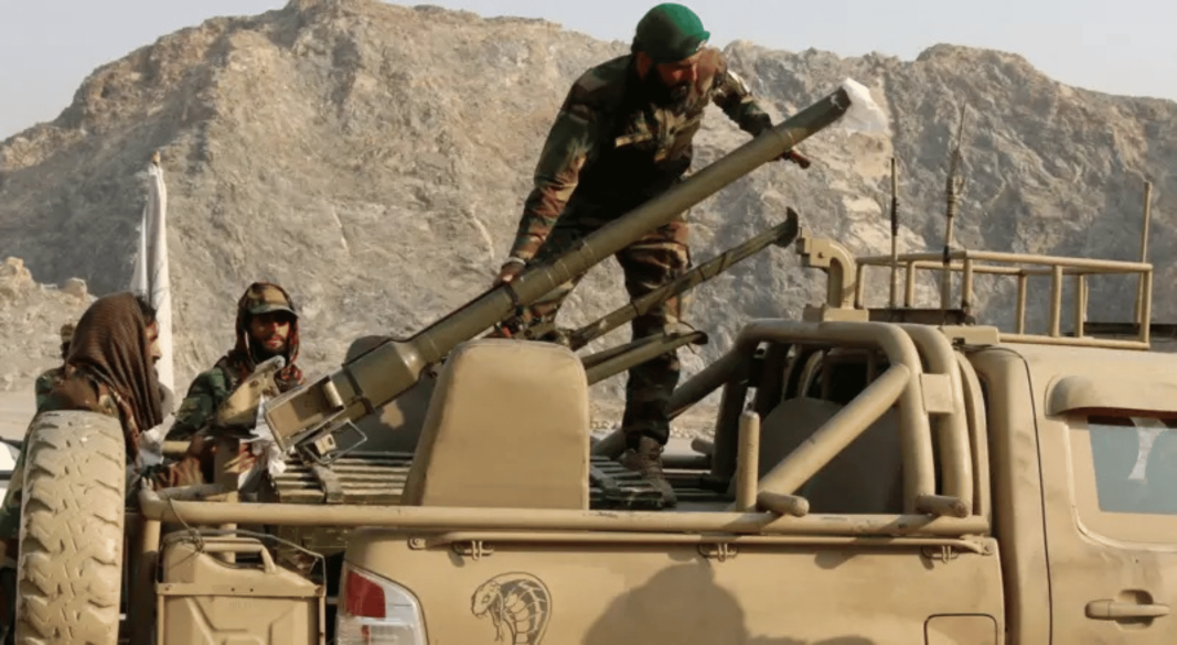 আফগানিস্তানের তোরখাম সীমান্তের কাছে পাকিস্তান ও আফগানিস্তান বাহিনীর মধ্যে গুলি বিনিময়ের পর তালেবান সেনারা একটি গাড়িতে রকেট লঞ্চার লোড করছে