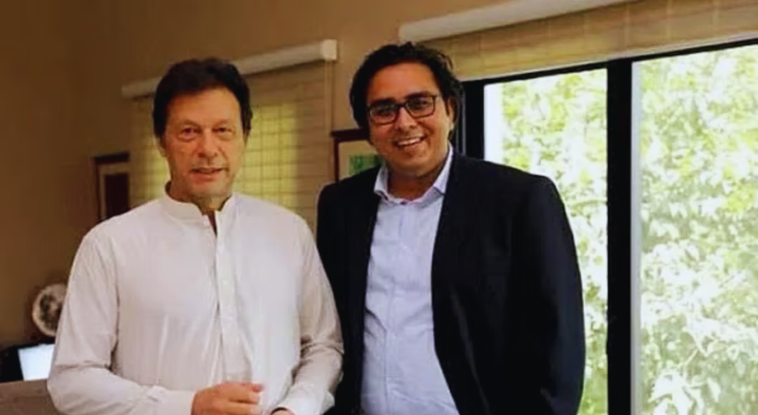 পাকিস্তান তেহরিক-ই-ইনসাফের (পিটিআই) চেয়ারম্যান কারাবন্দী ইমরান খানের সঙ্গে পিটিআই নেতা শাহবাজ গিল (ডানে)। ছবি: টুইটার