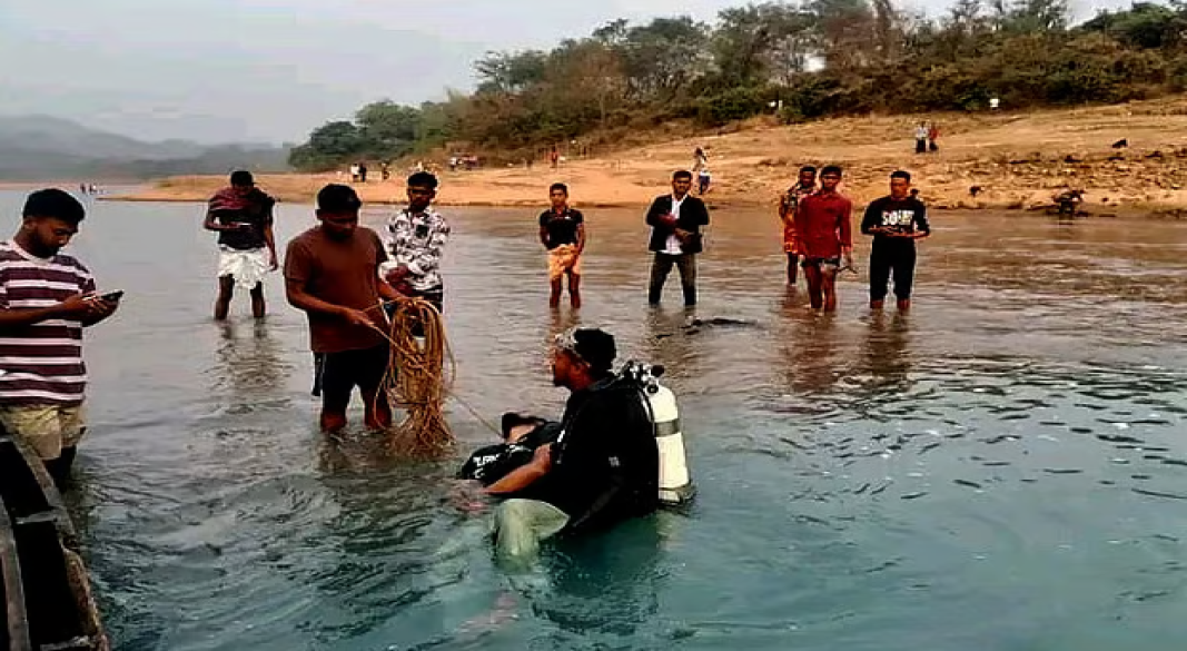সিলেটের জৈন্তাপুরে সারি নদে চোরবালিতে তলিয়ে মারা যাওয়া শাবিপ্রবি শিক্ষার্থী মুসআব আমীনের লাশ উদ্ধারে ডুবুরি দলের অভিযান। শুক্রবার দুপুরে