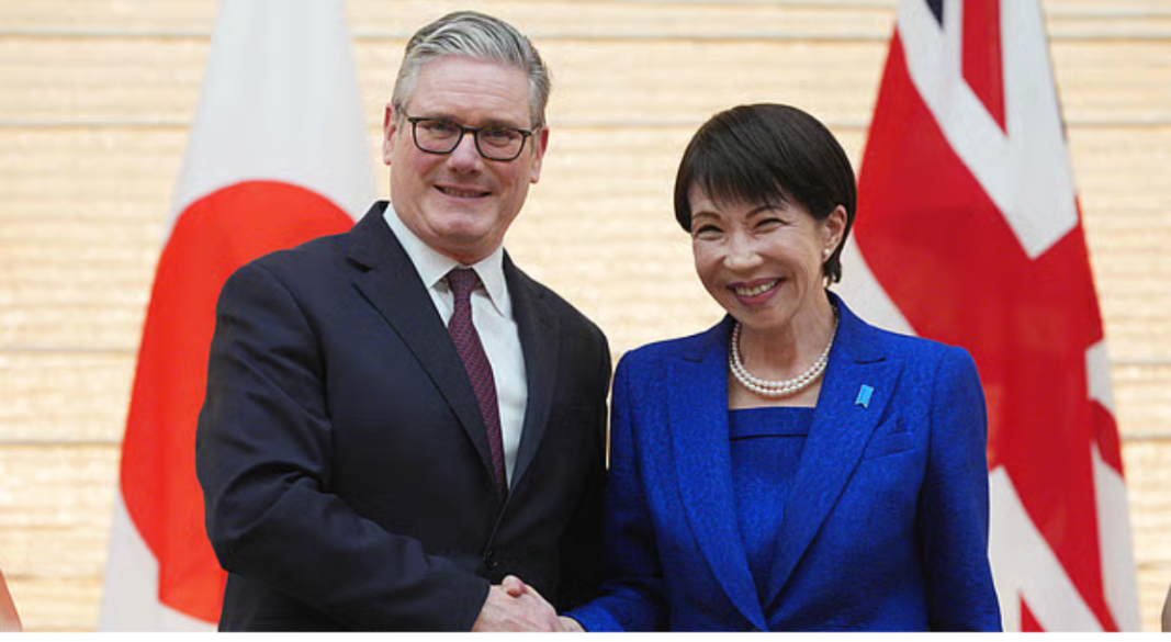 যৌথ সংবাদ সম্মেলন শেষে করমর্দন করেন ব্রিটিশ প্রধানমন্ত্রী কিয়ার স্টারমার ও জাপানের সানায়ে তাকাইচি। ৩১ জানুয়ারি, ২০২৬ টোকিও, জাপান। ছবি: এএফপি