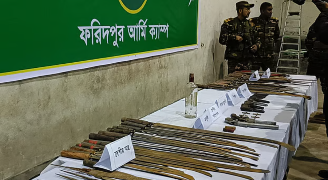 উদ্ধার হওয়া অস্ত্র। আজ শনিবার সন্ধ্যায় ফরিদপুর আর্মি ক্যাম্পে | ছবি: সংগৃহীত