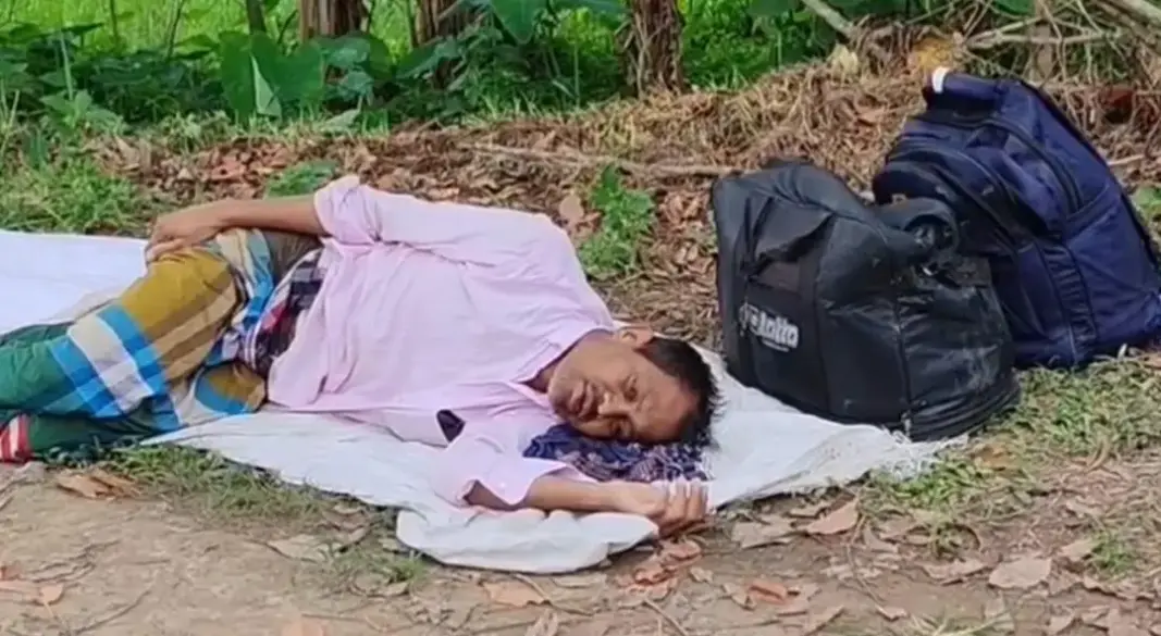 টাঙ্গাইলের সখীপুরে প্রবাসফেরত অসুস্থ স্বামীকে রাস্তার পাশে ফেলে যাওয়ার অভিযোগ স্ত্রীর বিরুদ্ধে। ছবি: সংগৃহীত
