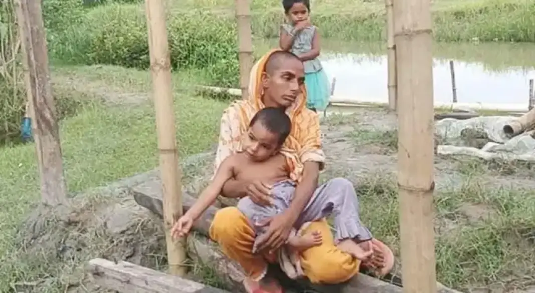 সন্তানদের সাথে একজন অসহায় মা। ছবি :সংগৃহীত