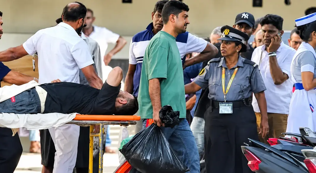 মার্কিন অবরোধ ও নিষেধাজ্ঞার কারণে শ্রীলঙ্কা উপকূলে আটকে থাকা জাহাজের অসুস্থ ইরানি নাবিকদের উদ্ধার করে গল বন্দরে আনা হয়েছে। ছবি: সংগৃহীত