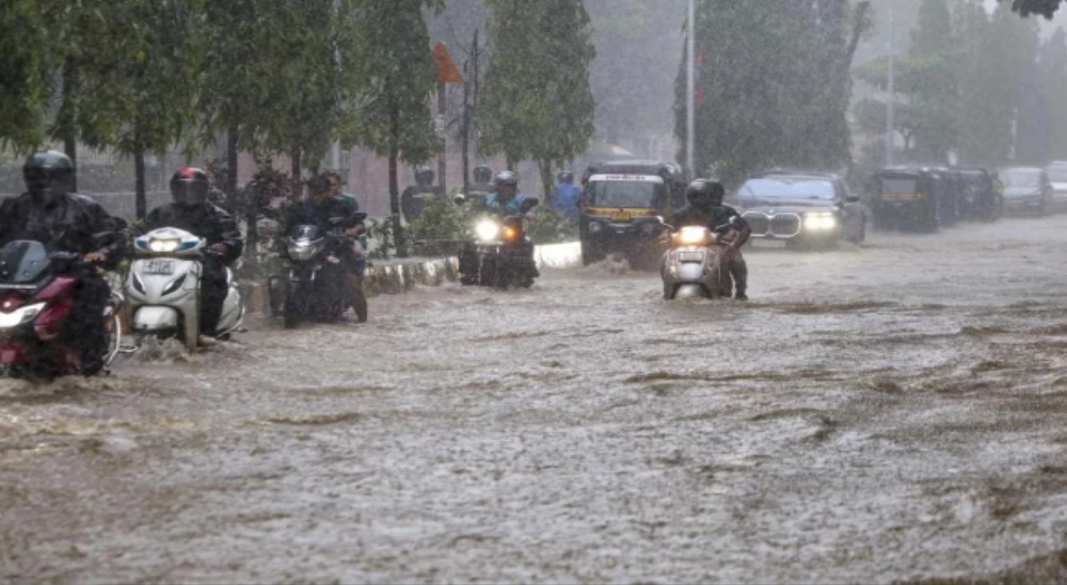 টানা ভারি বৃষ্টিতে মুম্বাই অচল, দুর্ঘটনায় নিহত ১০; সড়ক-রেল যোগাযোগে বড় বিঘ্ন
