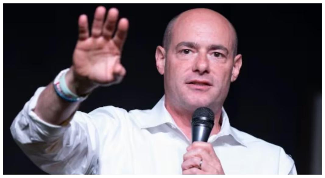 ডেমোক্র্যাটিক পার্টির নেতা ও কংগ্রেস প্রতিনিধি গ্রেগ ল্যান্ডসম্যান শুক্রবার এক অধিবেশনে এ প্রস্তাব জানান। ছবি: সংগৃহীত