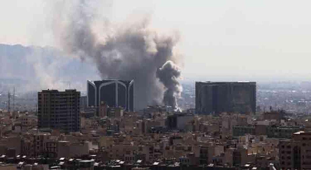 রোববার (১ মার্চ) ইরানের রাজধানী তেহরানে বিস্ফোরণের পর ধোঁয়ার কুণ্ডলী উড়ছে/ ছবি: এএফপি