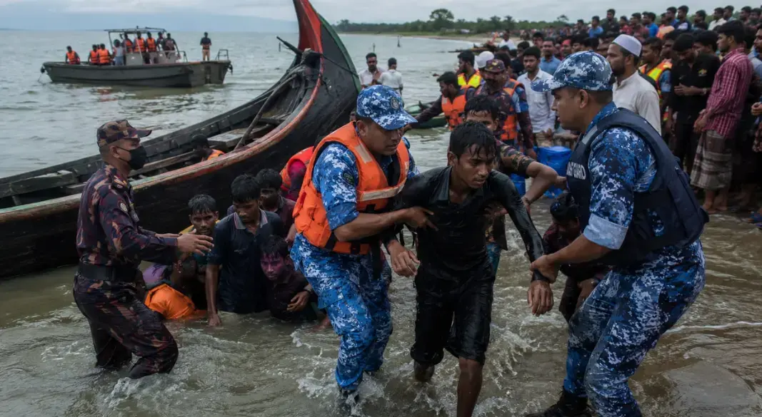 টেকনাফে রোহিঙ্গাবাহী নৌকা ডুবি: ১৮ জন উদ্ধার, এখনো নিখোঁজ ১৩