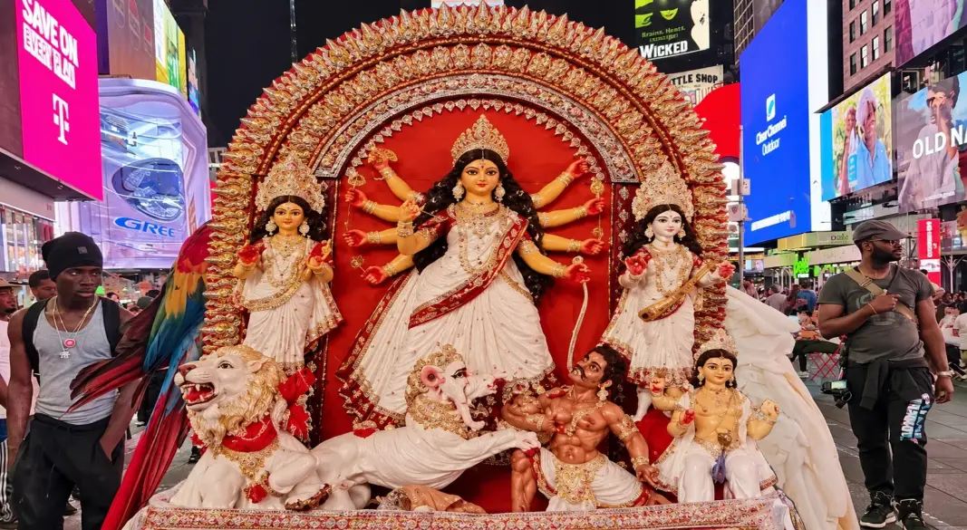 যুক্তরাষ্ট্রের নিউইয়র্কের বিখ্যাত টাইমস স্কয়ারে অনুষ্ঠিত হয়েছে উৎসবমুখর শারদীয় দুর্গোৎসব। ছবি: সংগৃহীত