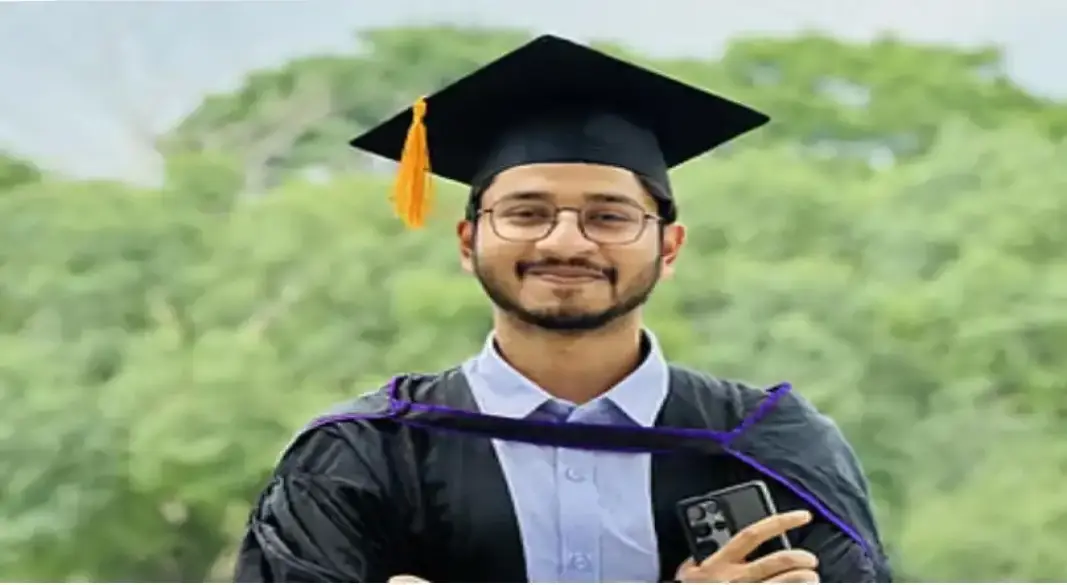 চট্টগ্রাম বিশ্ববিদ্যালয়ের সাবেক শিক্ষার্থী উচ্ছাস। ছবি:সংগৃহীত