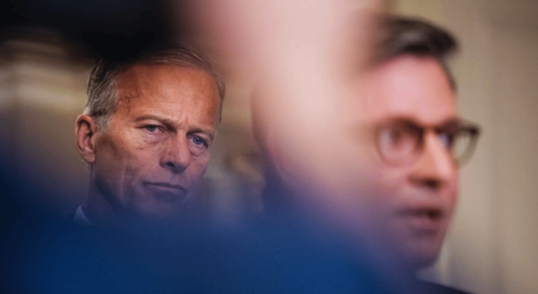 সিনেট মেজরিটি লিডার জন থুন এবং স্পিকার মাইক জনসন প্রকাশ্যে সৌজন্যমূলক আচরণ করলেও, তাদের নিজ নিজ কক্ষ (সিনেট ও হাউস) নীতিগত বিষয়ে তীব্র বিবাদে জড়িয়ে পড়েছে।