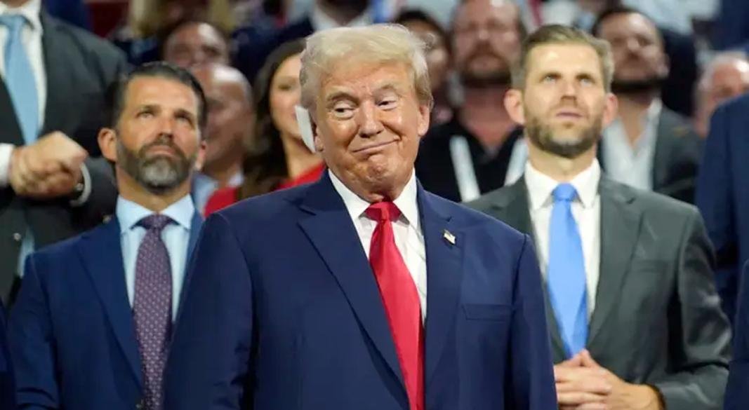 ট্রাম্পের পেছনে দুই ছেলে এরিক ট্রাম্প এবং ডোনাল্ড ট্রাম্প জুনিয়র। ছবি: সংগৃহীত