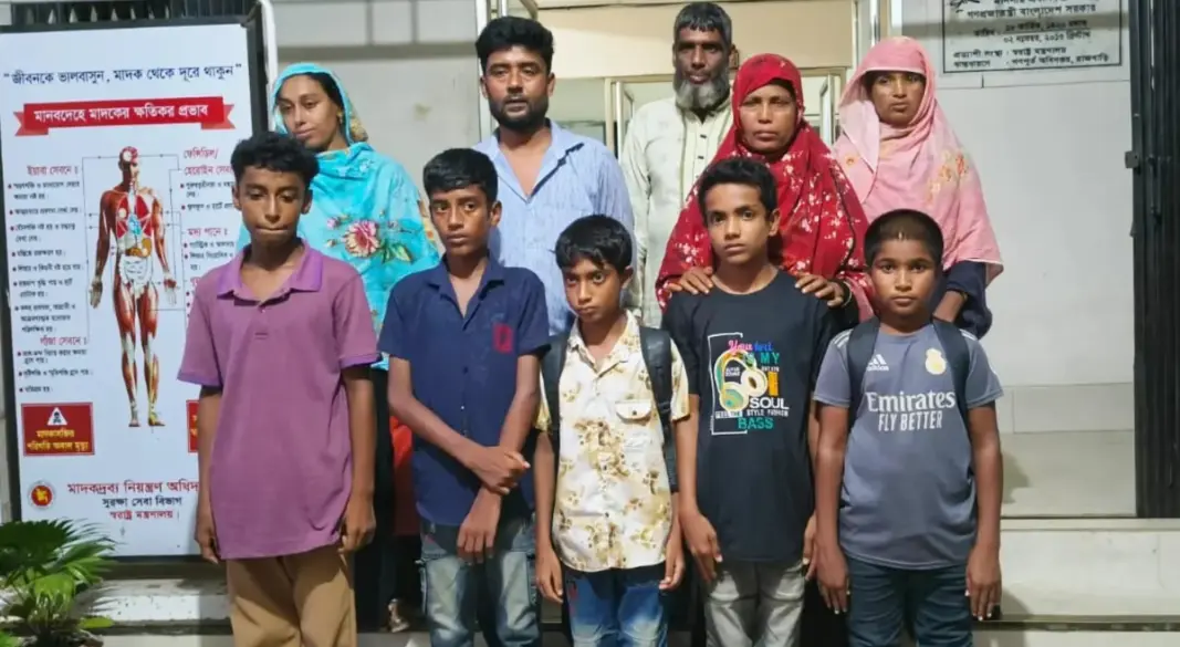 কৌতূহলের টানে দৌলতদিয়ায় ৫ শিশু