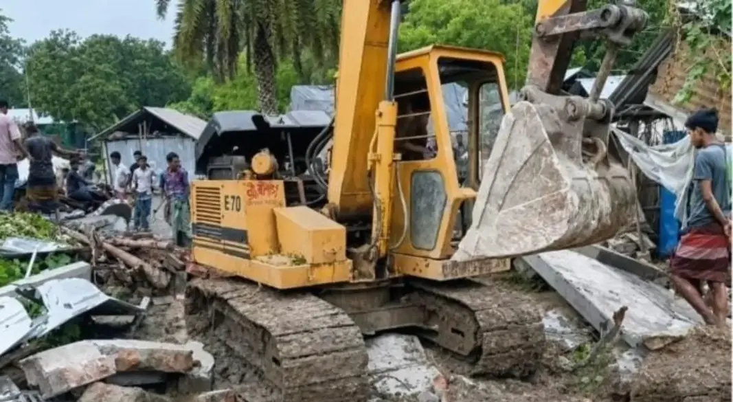 প্রবাসীর বসতবাড়ি ভেকু দিয়ে গুঁড়িয়ে দেওয়ার ঘটনা