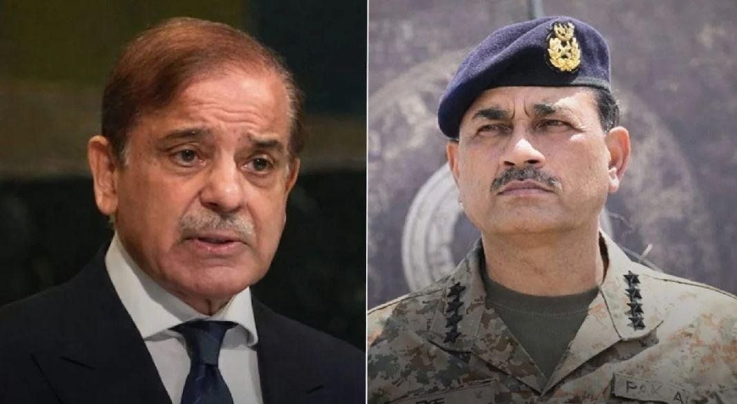প্রধানমন্ত্রী শাহবাজ শরিফ ও সেনাপ্রধান জেনারেল আসিম মুনির | ছবি: সংগৃহীত