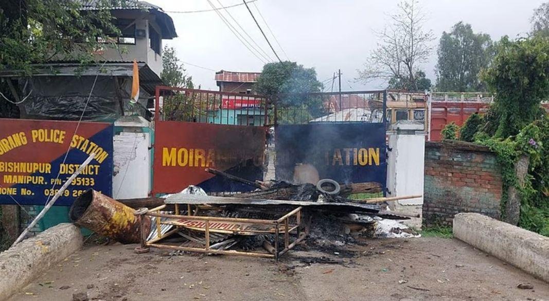 থানার সামনে আগুন বিক্ষোভকারীদের। ছবি: সংগৃহীত