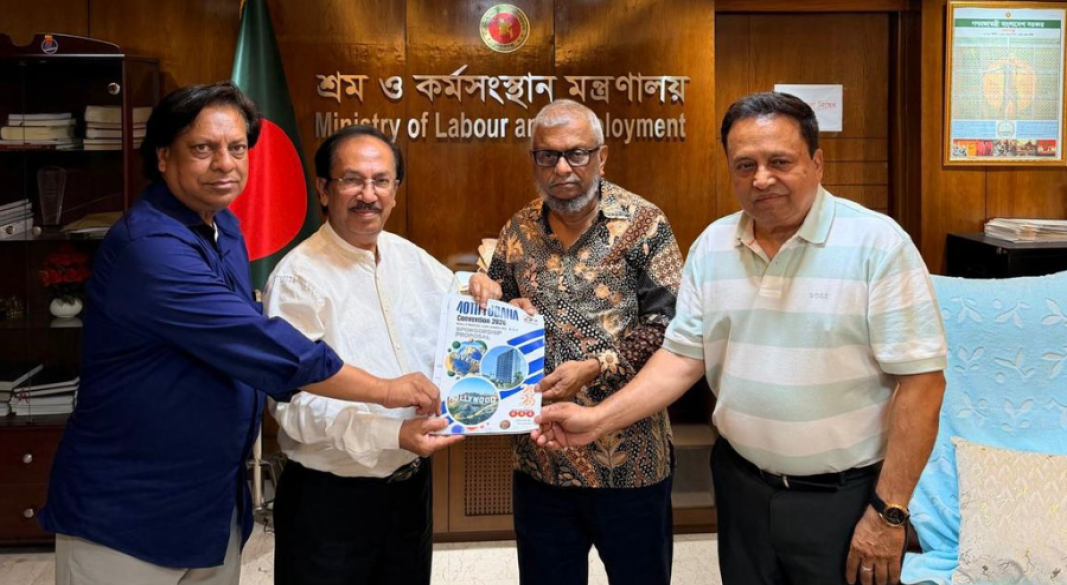 ছবি: মন্ত্রী মহোদয়ের হাতে আনুষ্ঠানিক আমন্ত্রণপত্র তুলে দিচ্ছেন আয়োজক কমিটি