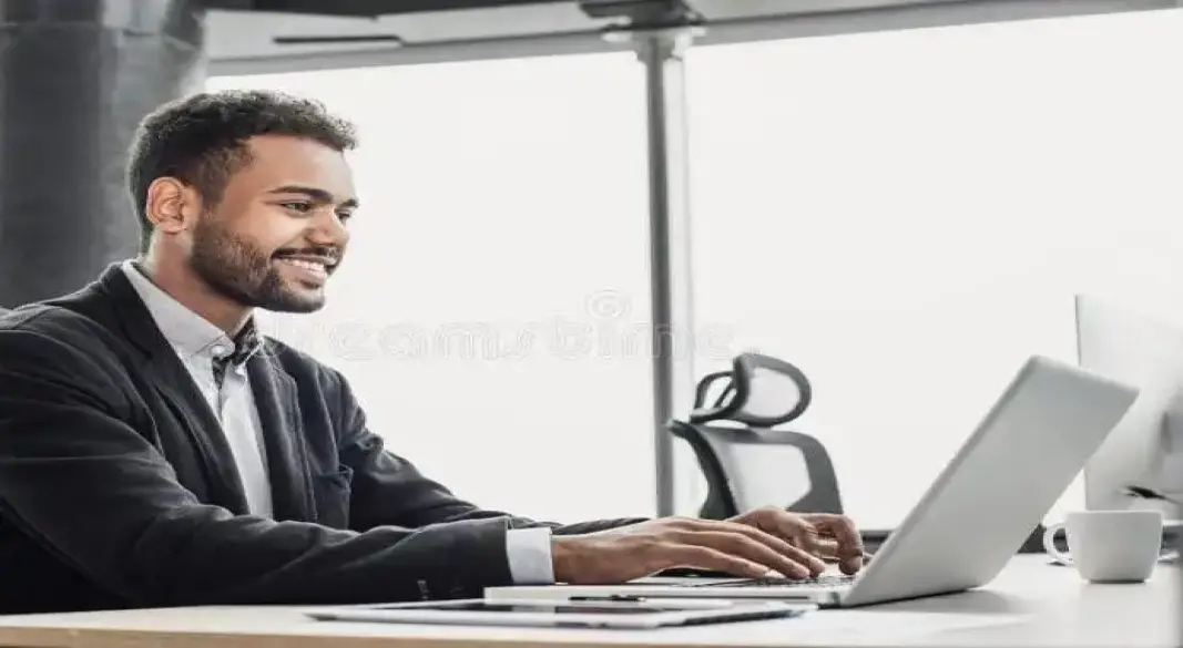 অফিসে একজন কর্মী।ছবি:সংগৃহীত